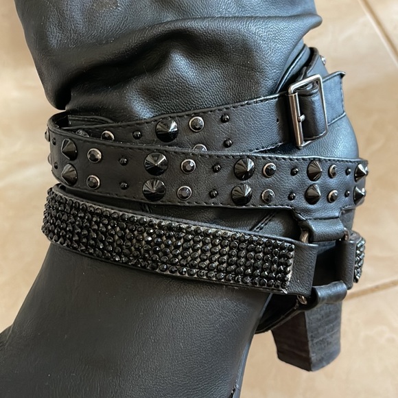 These boots are soooo CUTE! Size 9.5 fits like 9. Brand Not Rated - Picture 5 of 9